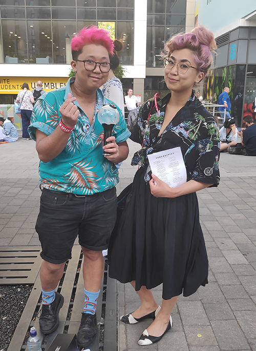 Yasmin, 24, and Andrew, 26 (London). The incredible fashion sense of these siblings was stunning. Yasmin appeared as a retro Hollywood star with her hairstyle and A-line skirt, and Andrew was awesome with his color-coordinated shirt and socks. He said, 